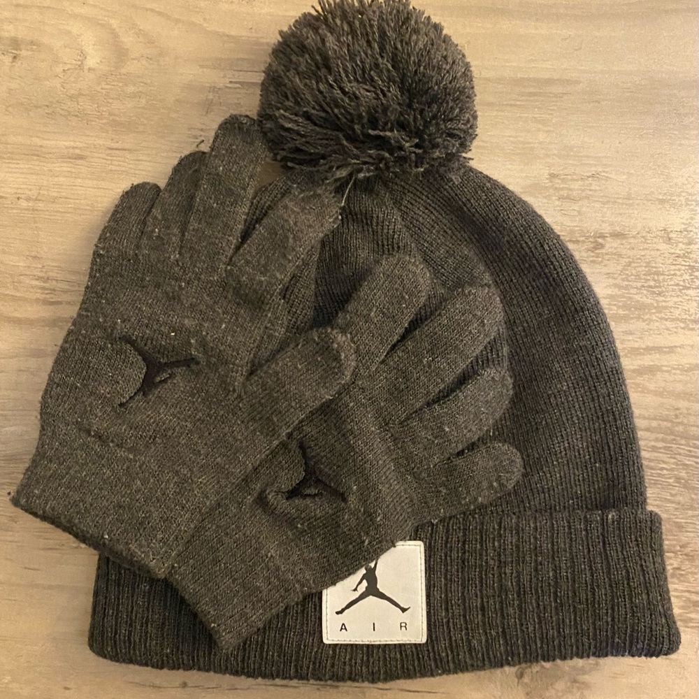 Boys Nike Skully Hat with matching gloves.
